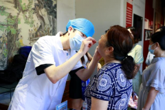 医护人员为市平易近供给免费的眼科和口